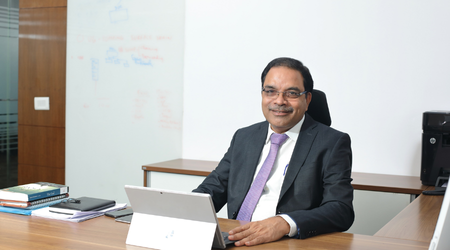 पूर्व आईआईटीयन और रतन टाटा की कंपनी के पूर्व कर्मचारी अरुण मिश्रा, जो वर्तमान में 1,30,000 करोड़ रुपये के चौंका देने वाले बाजार पूंजीकरण वाली कंपनी के सीईओ के रूप में